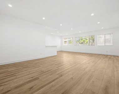 136 S Palm Drive - Photo Thumbnail 3