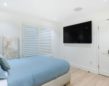 1347 Palisades Beach Road - Photo Thumbnail 14