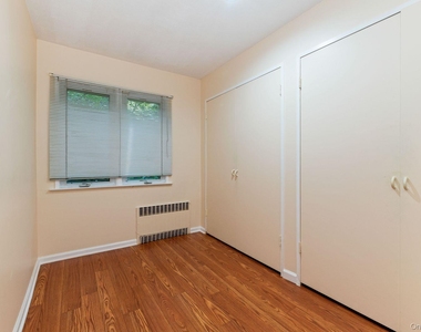 149 Lakeside Drive E - Photo Thumbnail 9