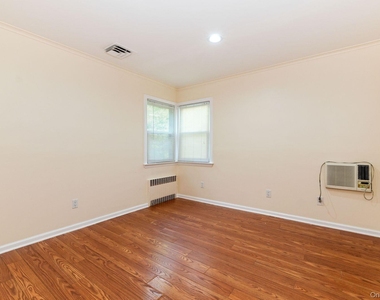 149 Lakeside Drive E - Photo Thumbnail 8