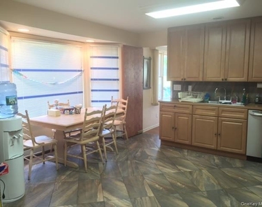 149 Lakeside Drive E - Photo Thumbnail 4