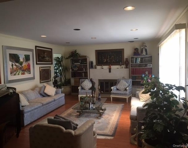 149 Lakeside Drive E - Photo Thumbnail 1