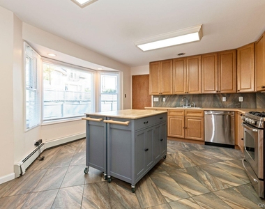 149 Lakeside Drive E - Photo Thumbnail 5