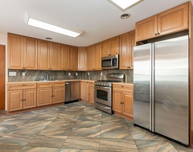 149 Lakeside Drive E - Photo Thumbnail 6