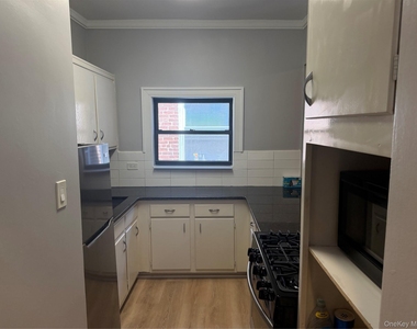 572 Warburton Avenue - Photo Thumbnail 3