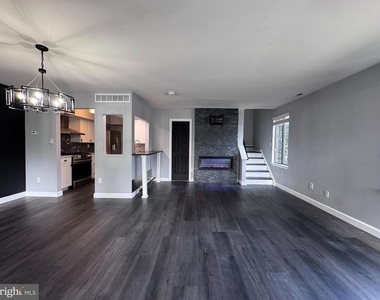 1403 Roberts Way - Photo Thumbnail 3
