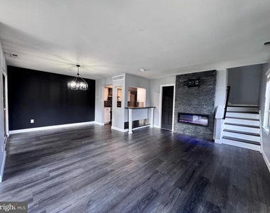 1403 Roberts Way - Photo Thumbnail 4