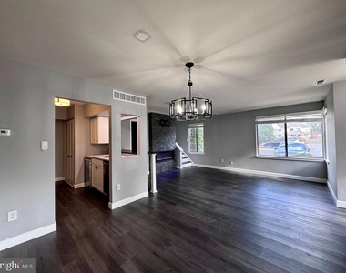 1403 Roberts Way - Photo Thumbnail 6
