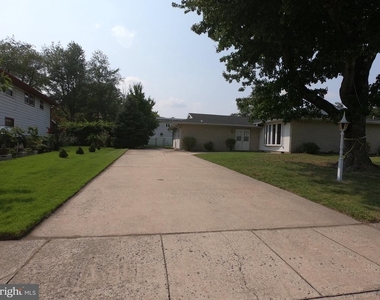 436 S Suffolk Drive - Photo Thumbnail 13