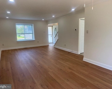 220 Deerpark Court - Photo Thumbnail 4