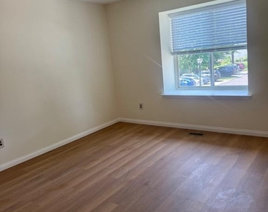 220 Deerpark Court - Photo Thumbnail 15