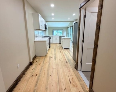 121 E Union Street - Photo Thumbnail 5