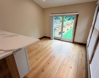 121 E Union Street - Photo Thumbnail 11