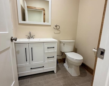 121 E Union Street - Photo Thumbnail 6