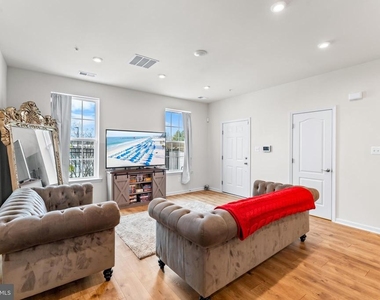 4520 Reaney Ln - Photo Thumbnail 3