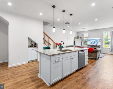 4520 Reaney Ln - Photo Thumbnail 7