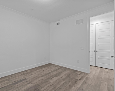 1664 Hillside Terrace - Photo Thumbnail 6