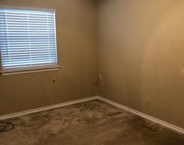 104 Leona St - Photo Thumbnail 8