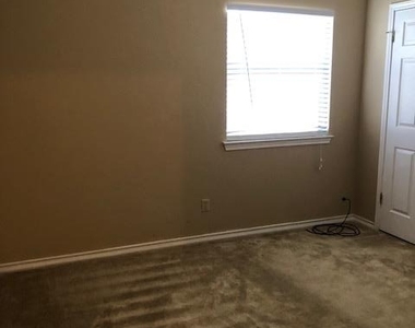 104 Leona St - Photo Thumbnail 9