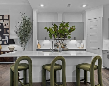 476 Suffield Dr - Photo Thumbnail 2