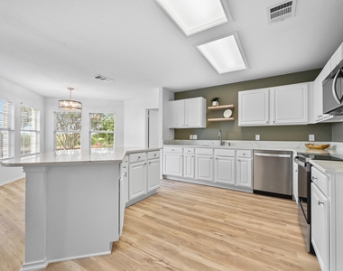 2412 Regal Park Ln - Photo Thumbnail 10