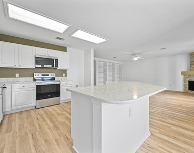 2412 Regal Park Ln - Photo Thumbnail 12