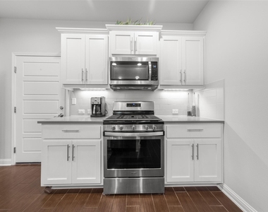 13800 Lyndhurst St - Photo Thumbnail 10
