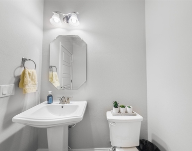 13800 Lyndhurst St - Photo Thumbnail 13