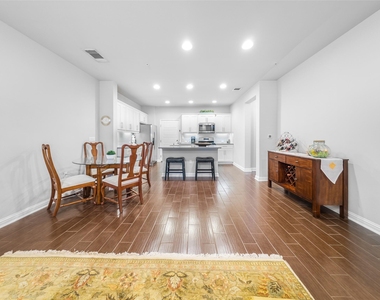 13800 Lyndhurst St - Photo Thumbnail 6