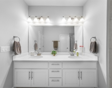 13800 Lyndhurst St - Photo Thumbnail 19