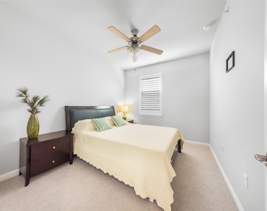 13800 Lyndhurst St - Photo Thumbnail 20