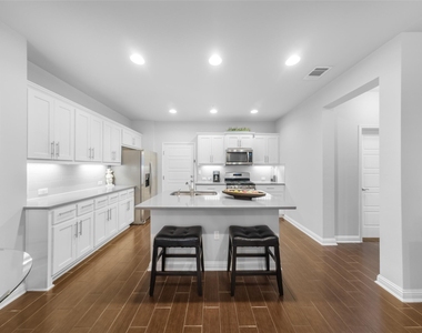 13800 Lyndhurst St - Photo Thumbnail 7
