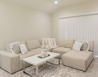 7112 Emsley Circle - Photo Thumbnail 2