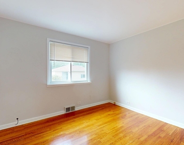 5221 Greenwood Street - Photo Thumbnail 9