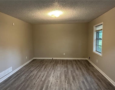422 Emmett Street - Photo Thumbnail 2
