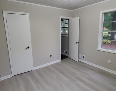422 Emmett Street - Photo Thumbnail 10
