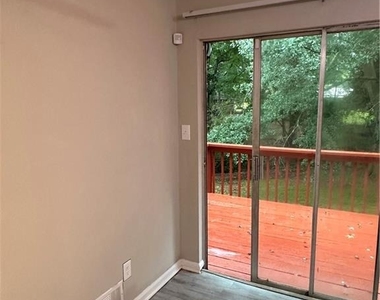 422 Emmett Street - Photo Thumbnail 3