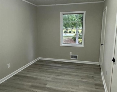 422 Emmett Street - Photo Thumbnail 8