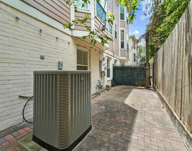 208 Hawthorne Street - Photo Thumbnail 22