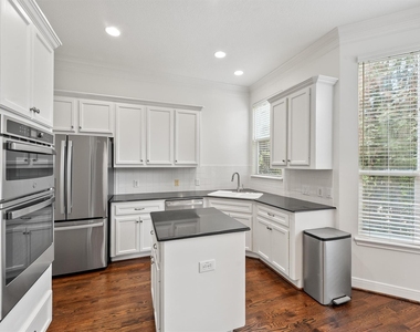 208 Hawthorne Street - Photo Thumbnail 14
