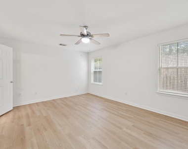 208 Hawthorne Street - Photo Thumbnail 3