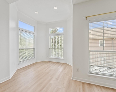208 Hawthorne Street - Photo Thumbnail 16