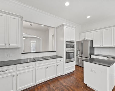 208 Hawthorne Street - Photo Thumbnail 13