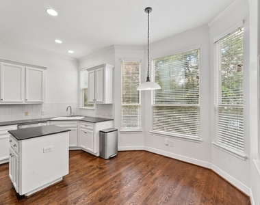 208 Hawthorne Street - Photo Thumbnail 12