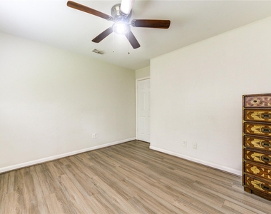 8107 Durklyn Lane - Photo Thumbnail 18
