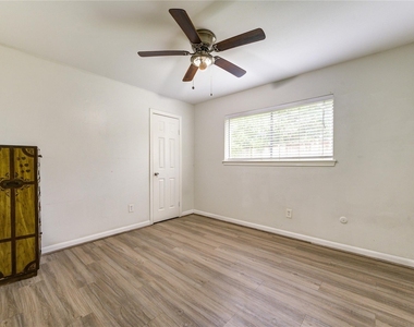 8107 Durklyn Lane - Photo Thumbnail 19