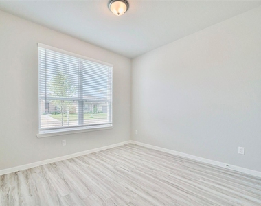 27231 Blue Pool Drive - Photo Thumbnail 13