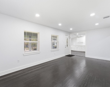 2281 Des Jardines Street - Photo Thumbnail 6