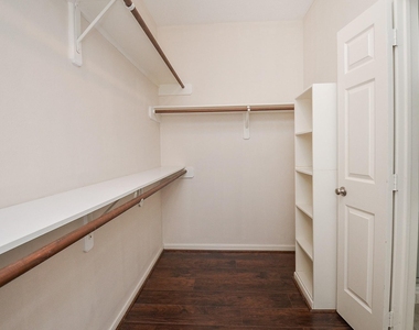 6007 Planters Point Court - Photo Thumbnail 13