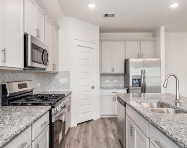 3111 West Frontier Lane - Photo Thumbnail 12